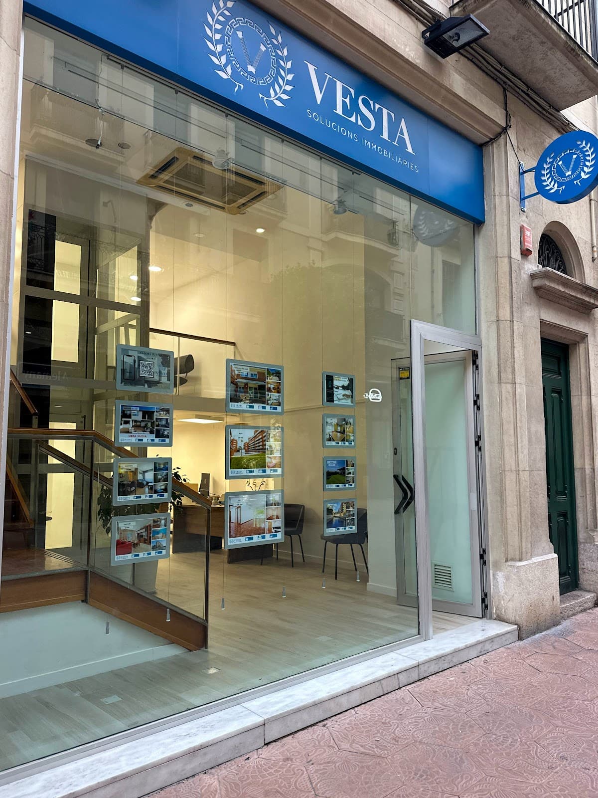 Fachada de las oficinas de Vesta Solucions Immobiliàries en el centro de Reus