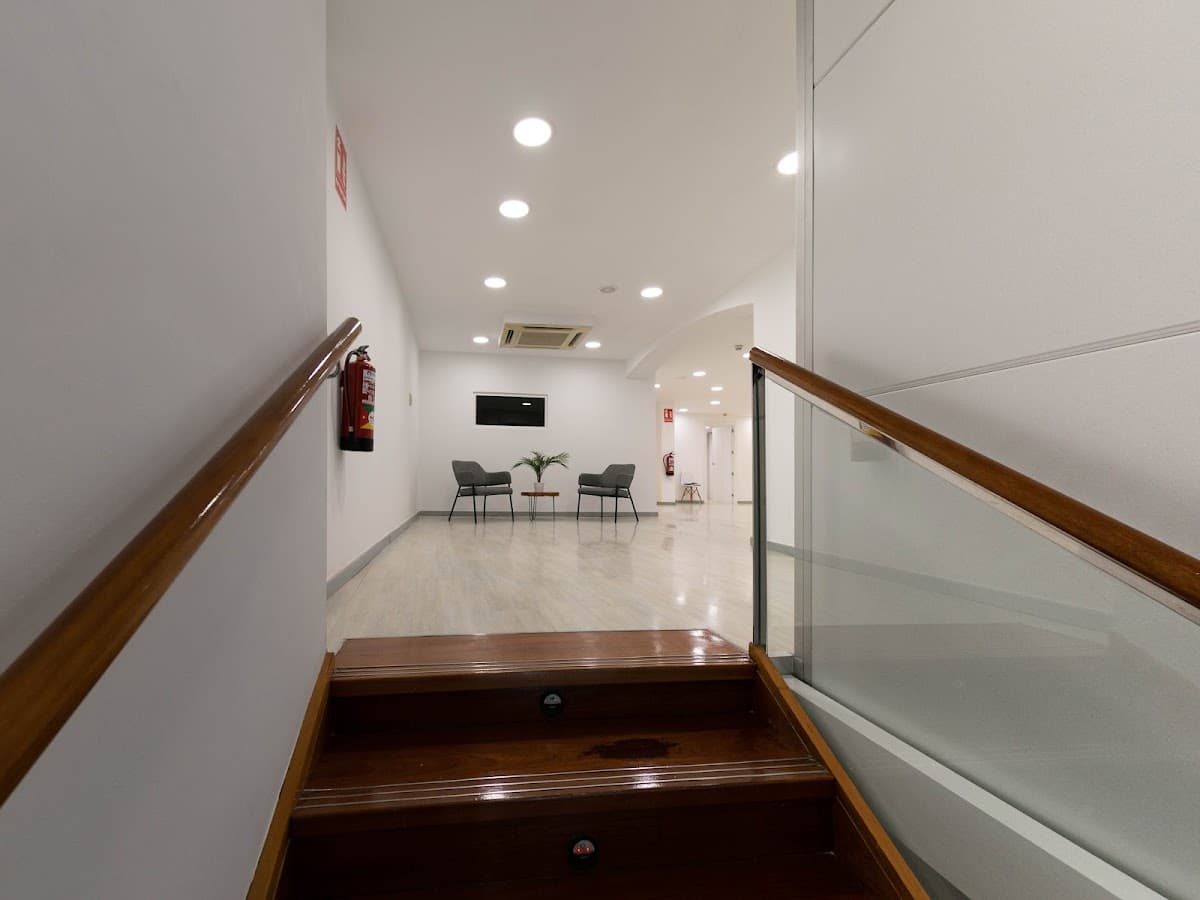 Acceso interior a las oficinas de Vesta Solucions Immobiliàries en el centro de Reus