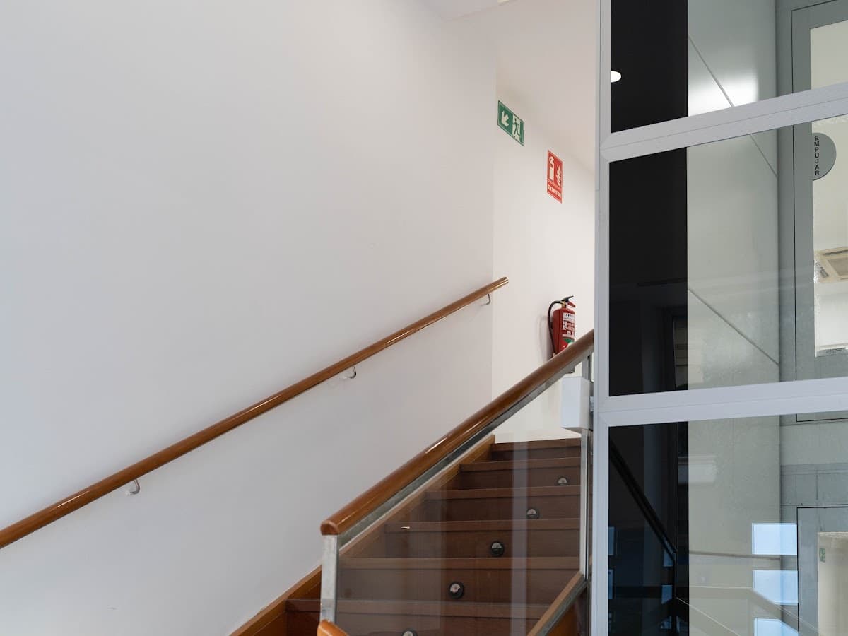 Acceso interior junto al ascensor en las oficinas de Vesta Solucions Immobiliàries en Reus
