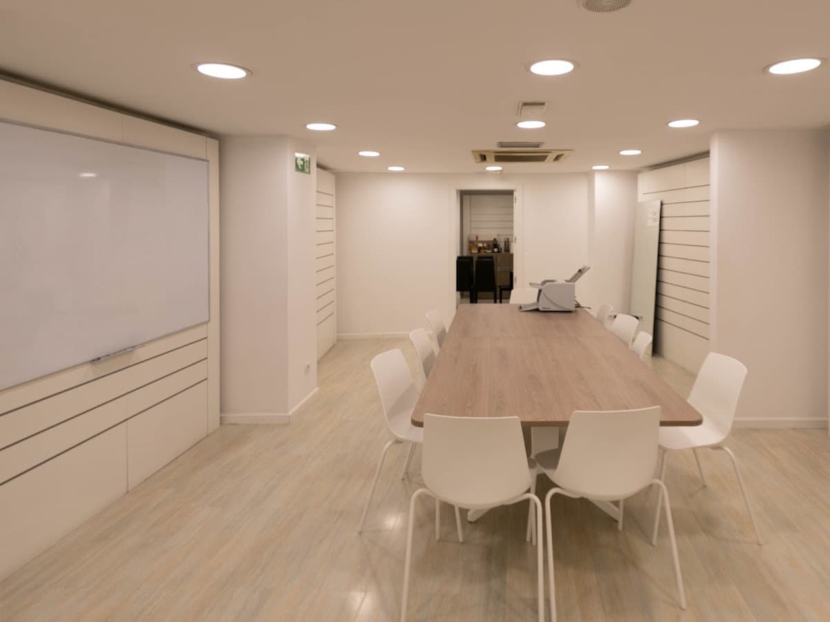 Sala de reuniones de Vesta Solucions Immobiliàries donde se atiende a los clientes en Reus