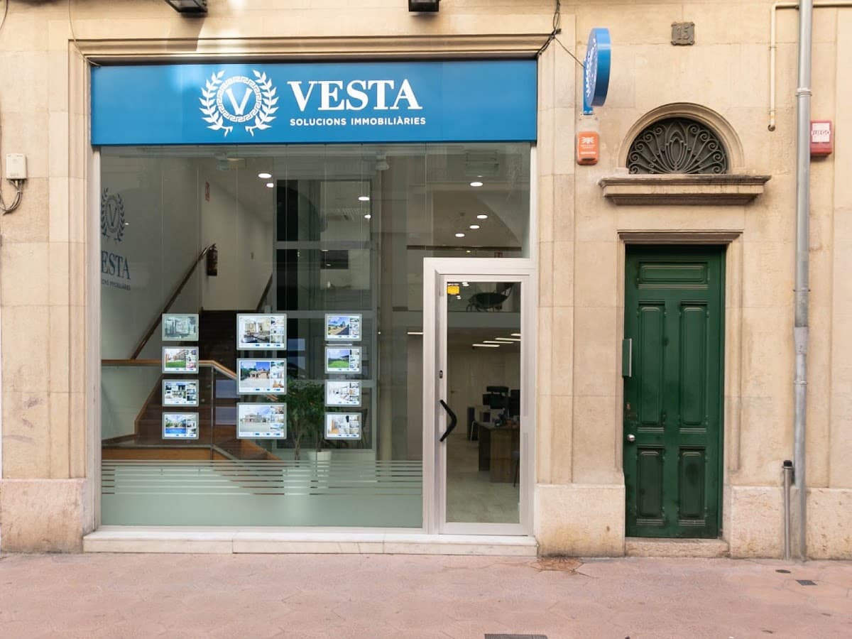 Fachada de la oficina de Vesta Solucions Immobiliàries en el centro de Reus