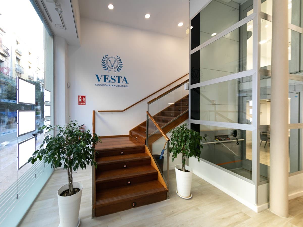 Zona de atención al cliente de Vesta Solucions Immobiliàries en sus oficinas de Reus