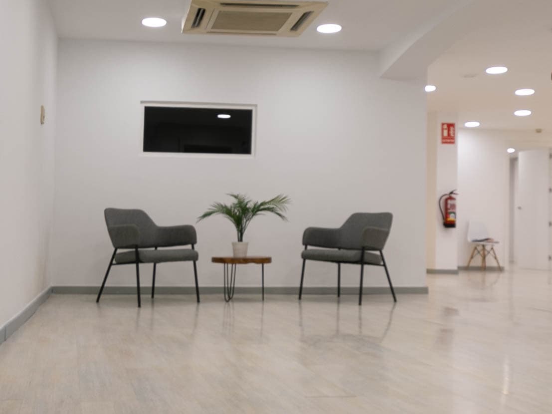 Sala de espera y recepción de las oficinas de Vesta Solucions Immobiliàries en Reus